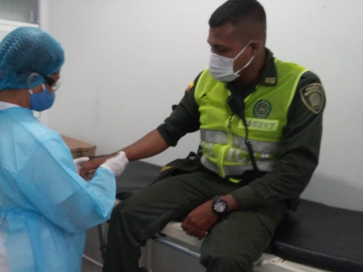 Agreden a policías por hacer cumplir el toque de queda en el Atlántico