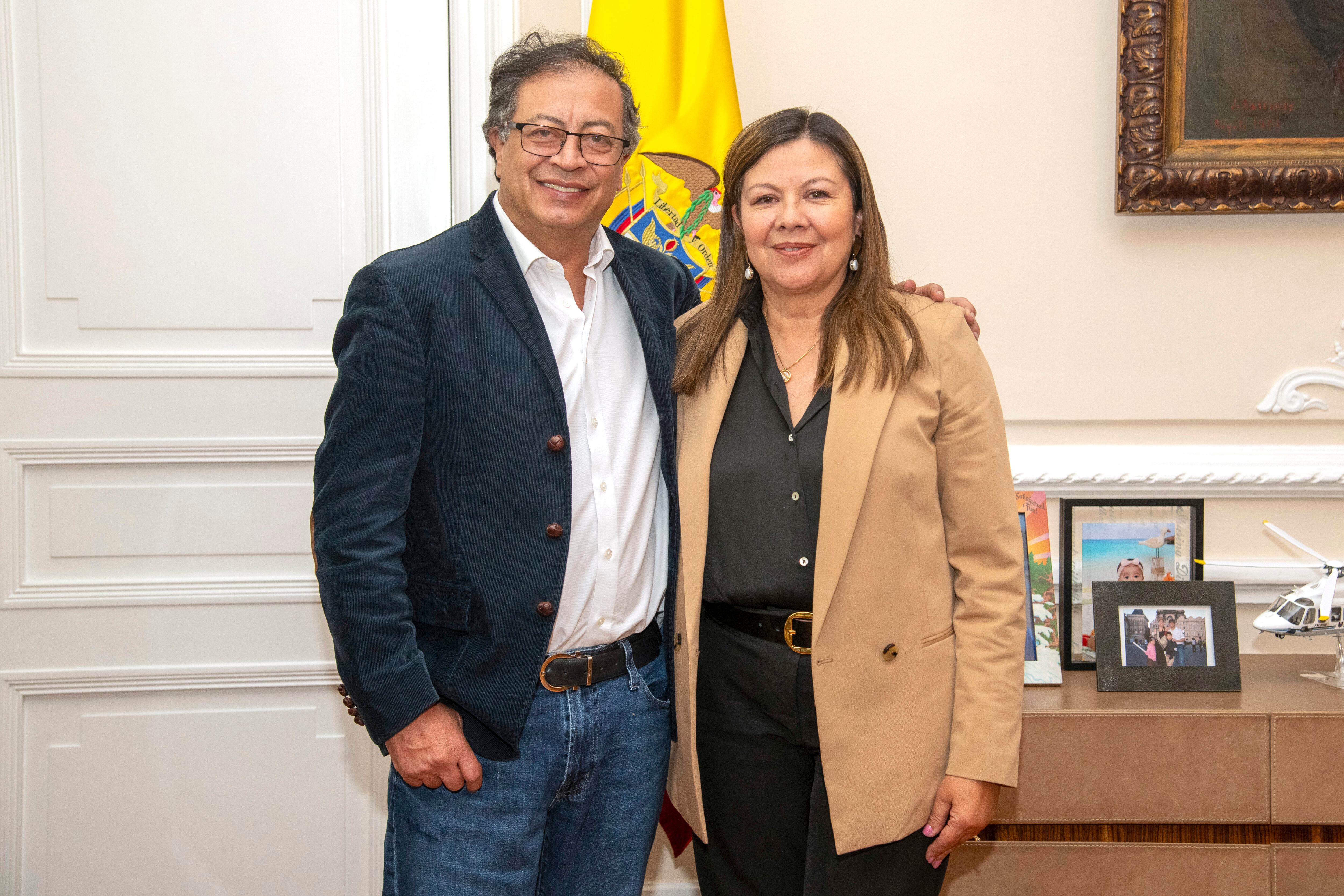 AME8423. BOGOTÁ (COLOMBIA), 13/03/2024.- Fotografía cedida por la Presidencia de Colombia que muestra al mandatario colombiano, Gustavo Petro, mientras posa junto a la nueva fiscal general de Colombia, Luz Adriana Camargo, este miércoles en Bogotá (Colombia). El presidente de Colombia, Gustavo Petro, se reunió este miércoles con la nueva fiscal general del país, Luz Adriana Camargo, a quien reafirmó su voluntad de colaboración y el compromiso "con la independencia judicial y la separación de poderes". EFE/ Presidencia De Colombia / SOLO USO EDITORIAL/ SOLO DISPONIBLE PARA ILUSTRAR LA NOTICIA QUE ACOMPAÑA (CRÉDITO OBLIGATORIO)