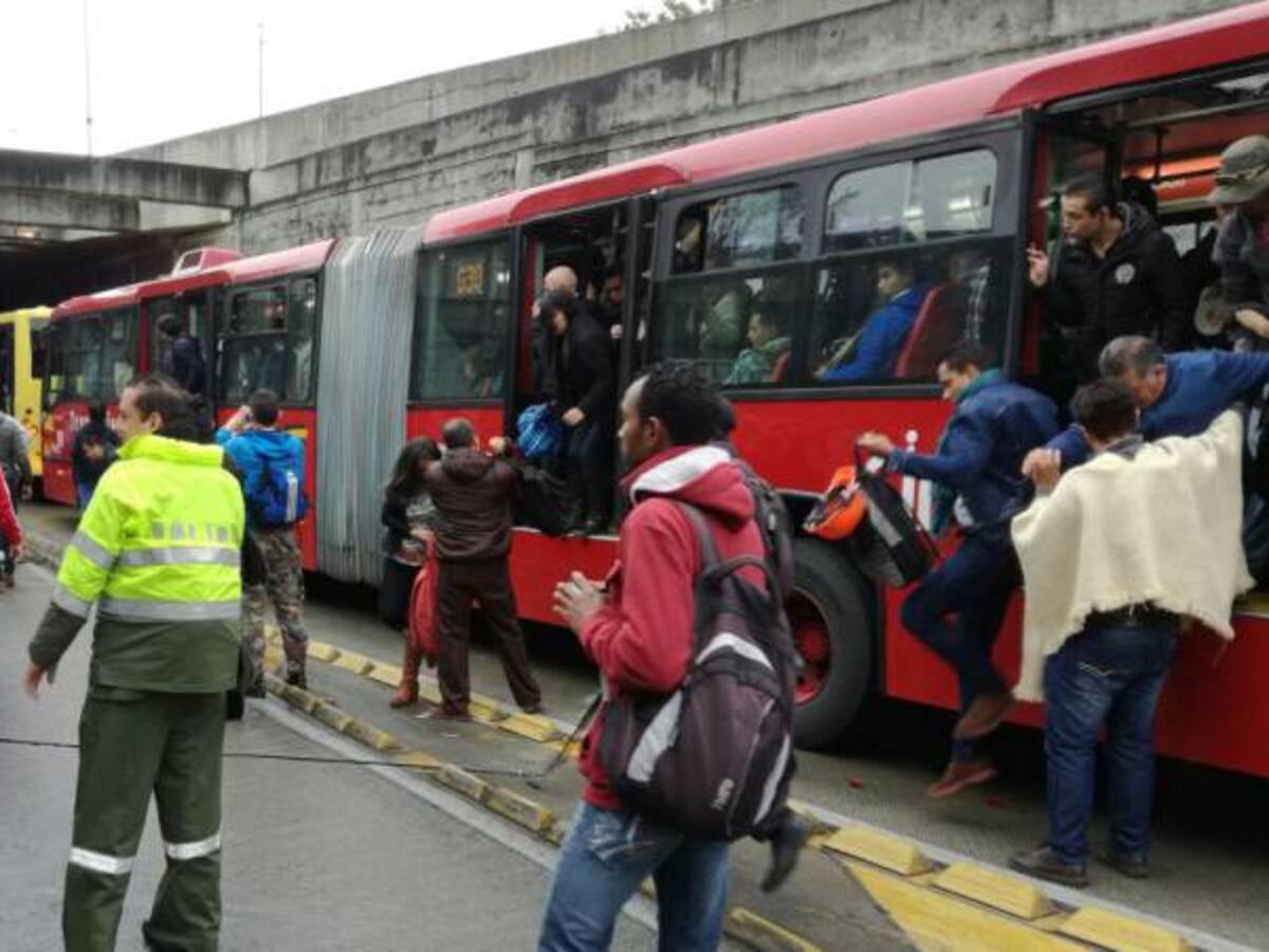 Bus varado complica movilidad de Transmilenio por la Calle 80