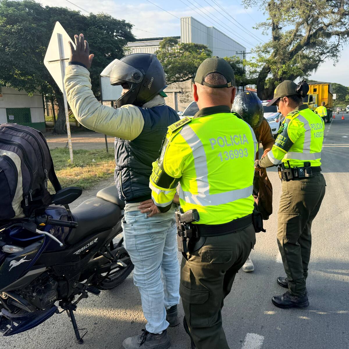 Megatoma policial y militar en Buga, Valle, deja 80 capturas y 2 toneladas de marihuana incautadas
