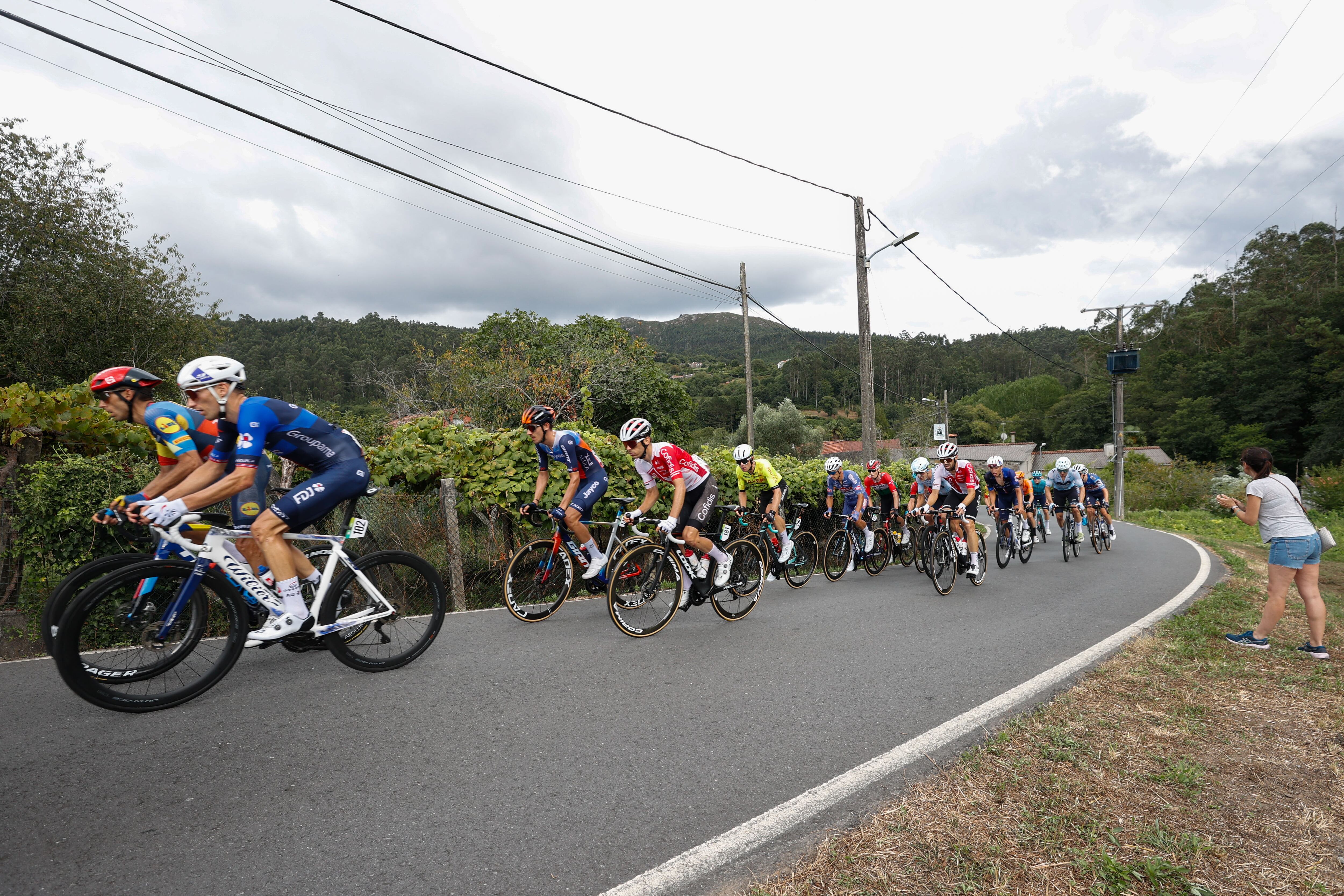 PADRÓN (A CORUÑA), 28/08/2024.- El grupo de escapados en la undécima etapa de la Vuelta Ciclista a España, de 166,5 kilómetros con salida y meta en el Campus Tecnológico Cortizo, en Padrón (La Coruña), este miércoles. EFE/Javier Lizón