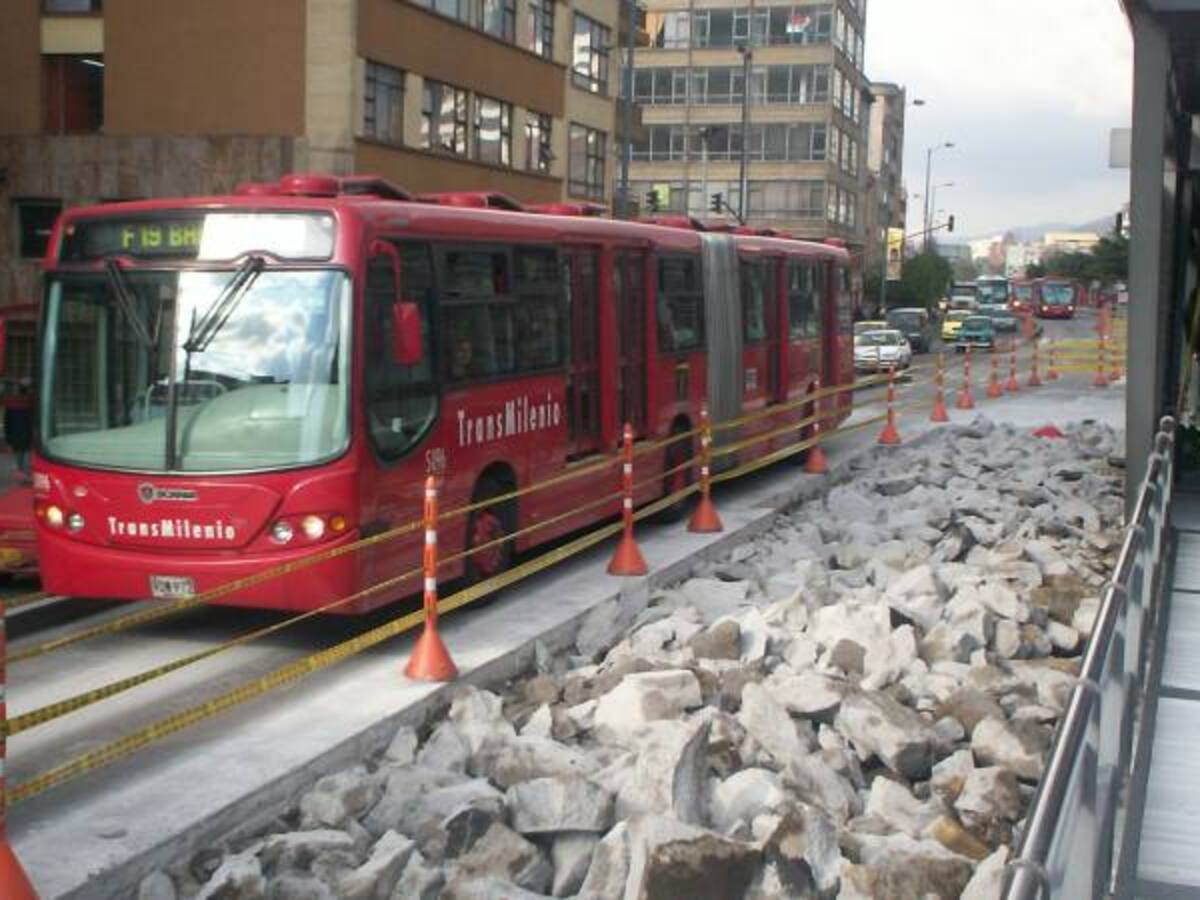 En firme condena contra exfuncionaria del IDU por irregularidades en losas de Transmilenio