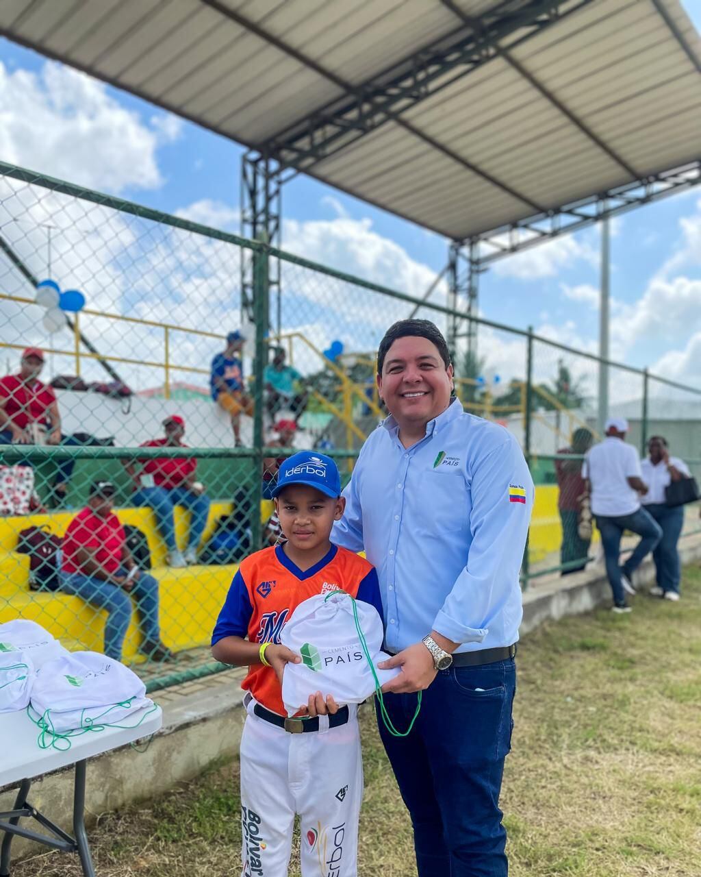 Cemento País y Defensoría del Pueblo donan kits escolares en clínica de béisbol en Arjona