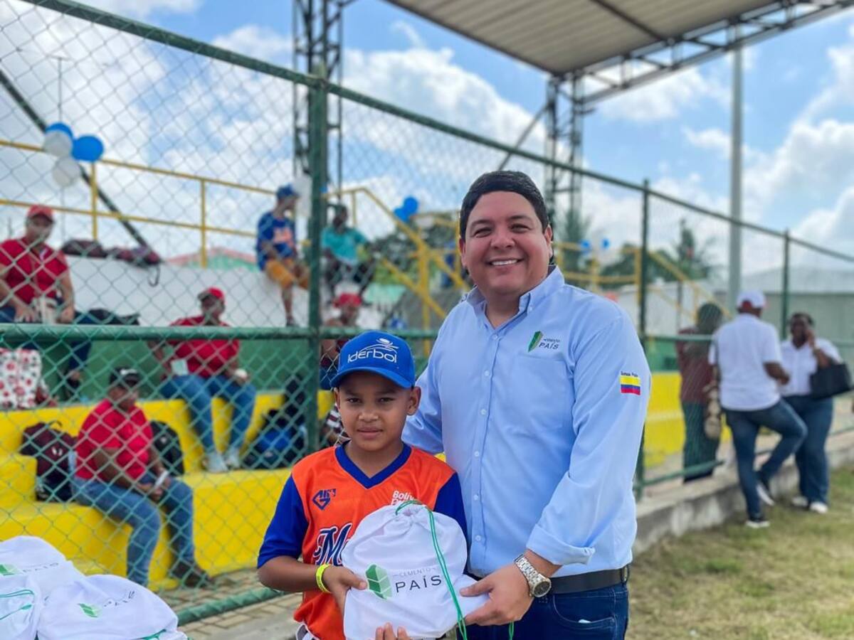 Cemento País y Defensoría del Pueblo donan kits escolares en clínica de béisbol en Arjona