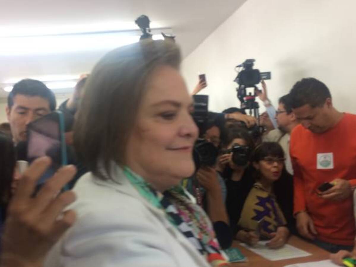 Clara López votó en la Universidad Panamericana