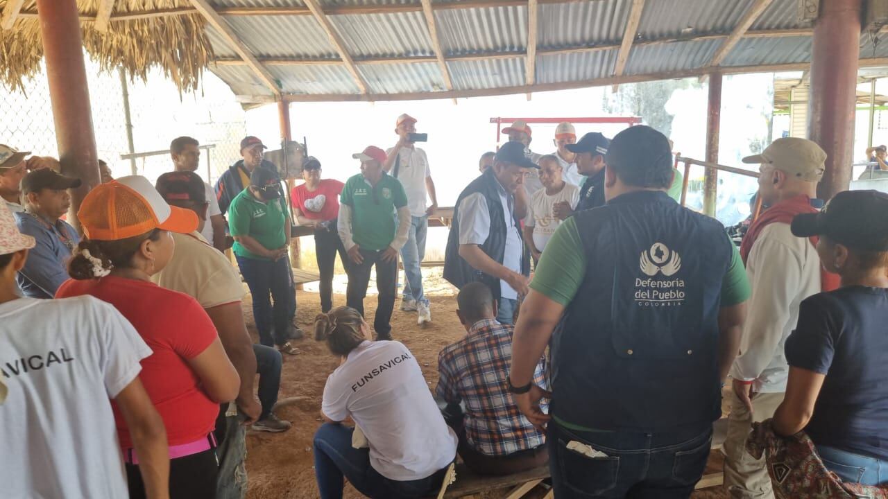 Mesa de diálogo en La Apartada, Córdoba. Foto: Defensoría del Pueblo.