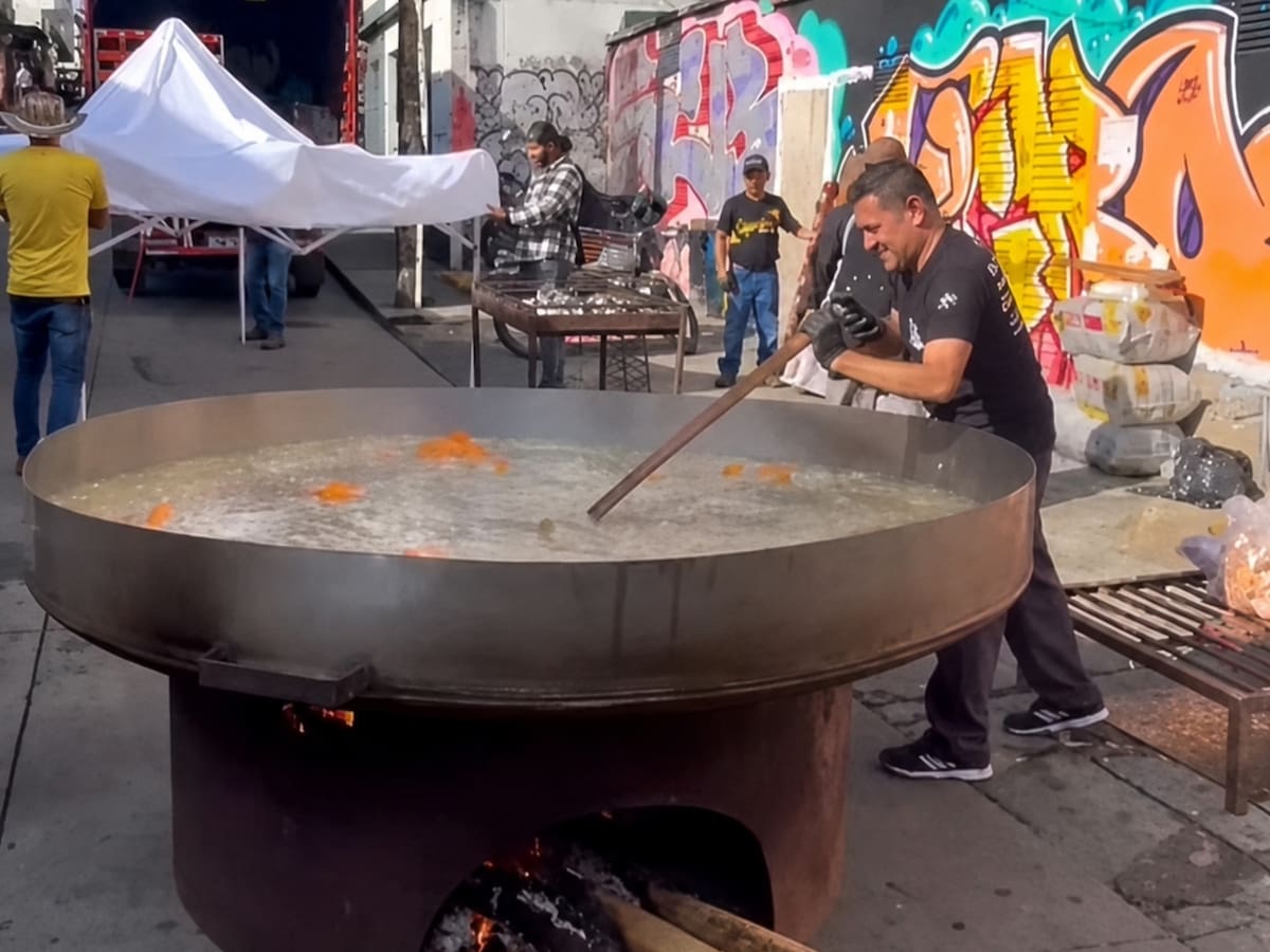 VIDEO | Santandereanos viajaron con un caldero gigante para alimentar a damnificados en Pereira