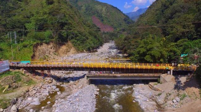 Construcción puente sobre el río Cambrín