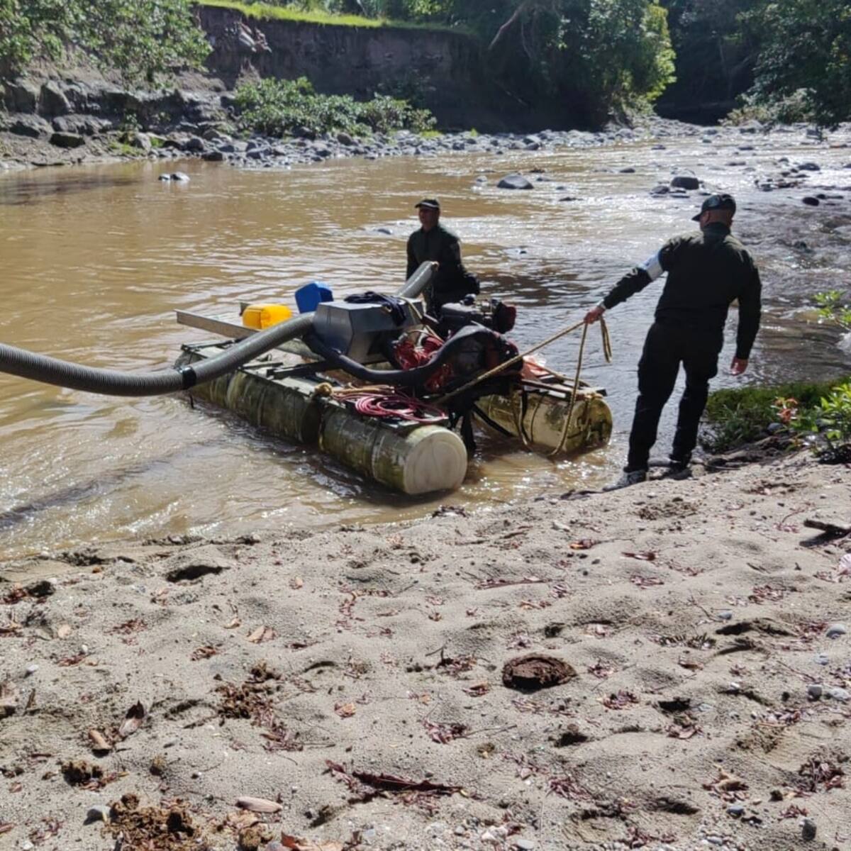 Policía de carabineros destruyó un yacimiento ilegal de minería en Victoria, Caldas