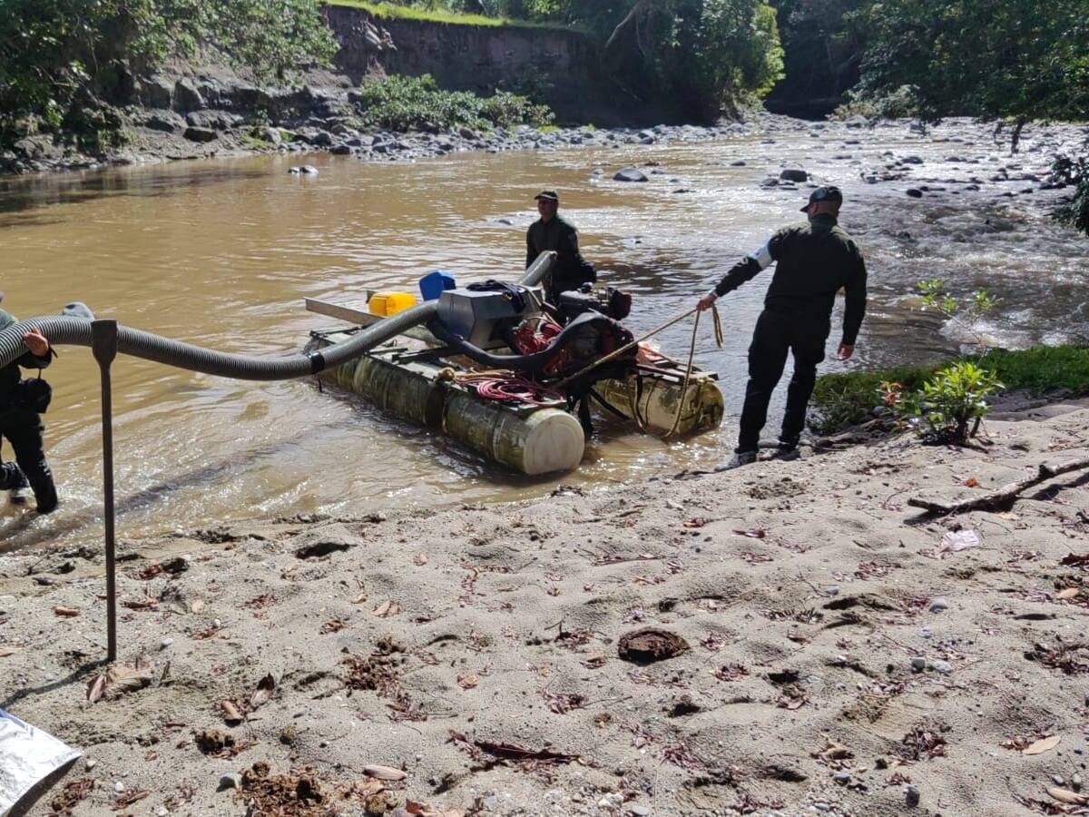 Policía de carabineros destruyó un yacimiento ilegal de minería en Victoria, Caldas