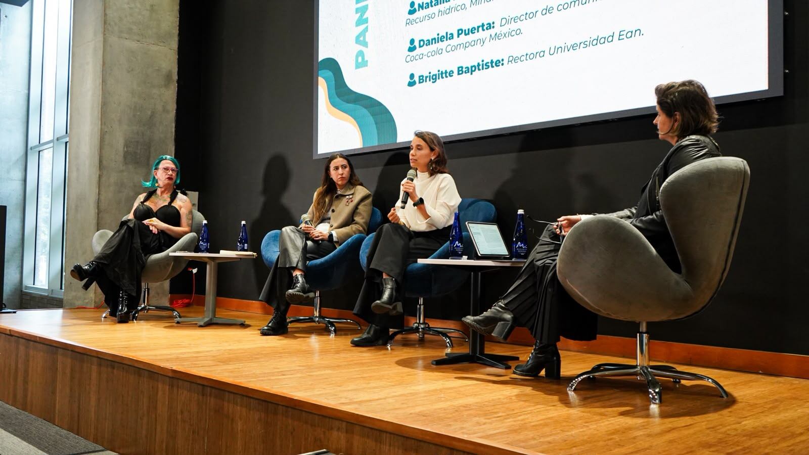 Brigitte Baptiste, rectora de la Universidad EAN; Daniela Puerta, directora de Comunicaciones de Coca-Cola Company México; Natalia Acero, directora de la oficina de Gestión Integral del Recurso Hídrico del Ministerio de Ambiente y Desarrollo Sostenible y María Mónica Ruíz, directora de consultoría especializada en sostenibilidad en el panel 3. | Foto: Caracol Radio