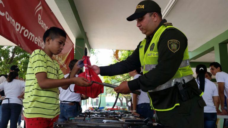Los jóvenes entregaron sus armas a cambio de un kits escolares durante un plan desarme realizado en el colegio Social Bosco.