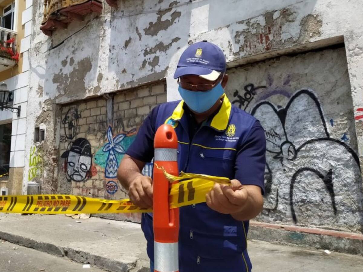 Acordonan edificio en Cartagena tras caída de maderamen de un balcón