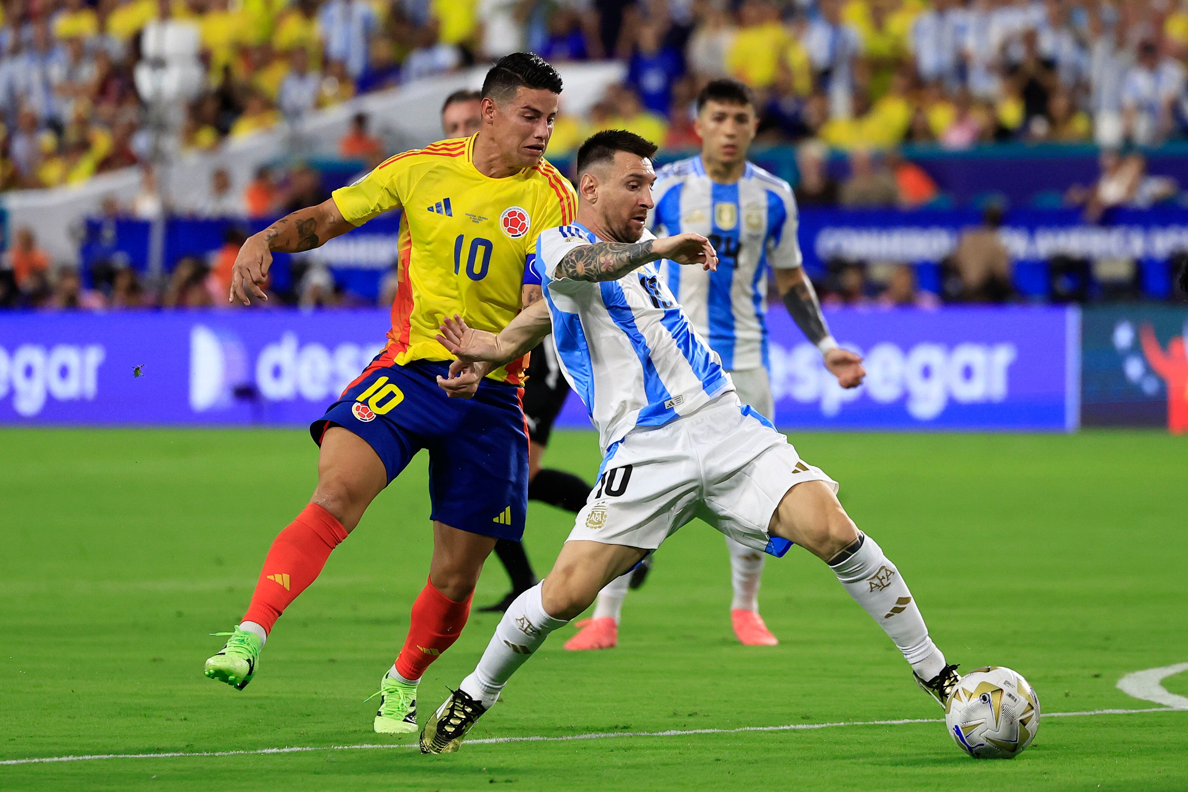 James Rodríguez junto con Lionel Messi en el duelo entre Colombia y Argentina durante la final de la Copa America 2024. (Photo by Buda Mendes/Getty Images)