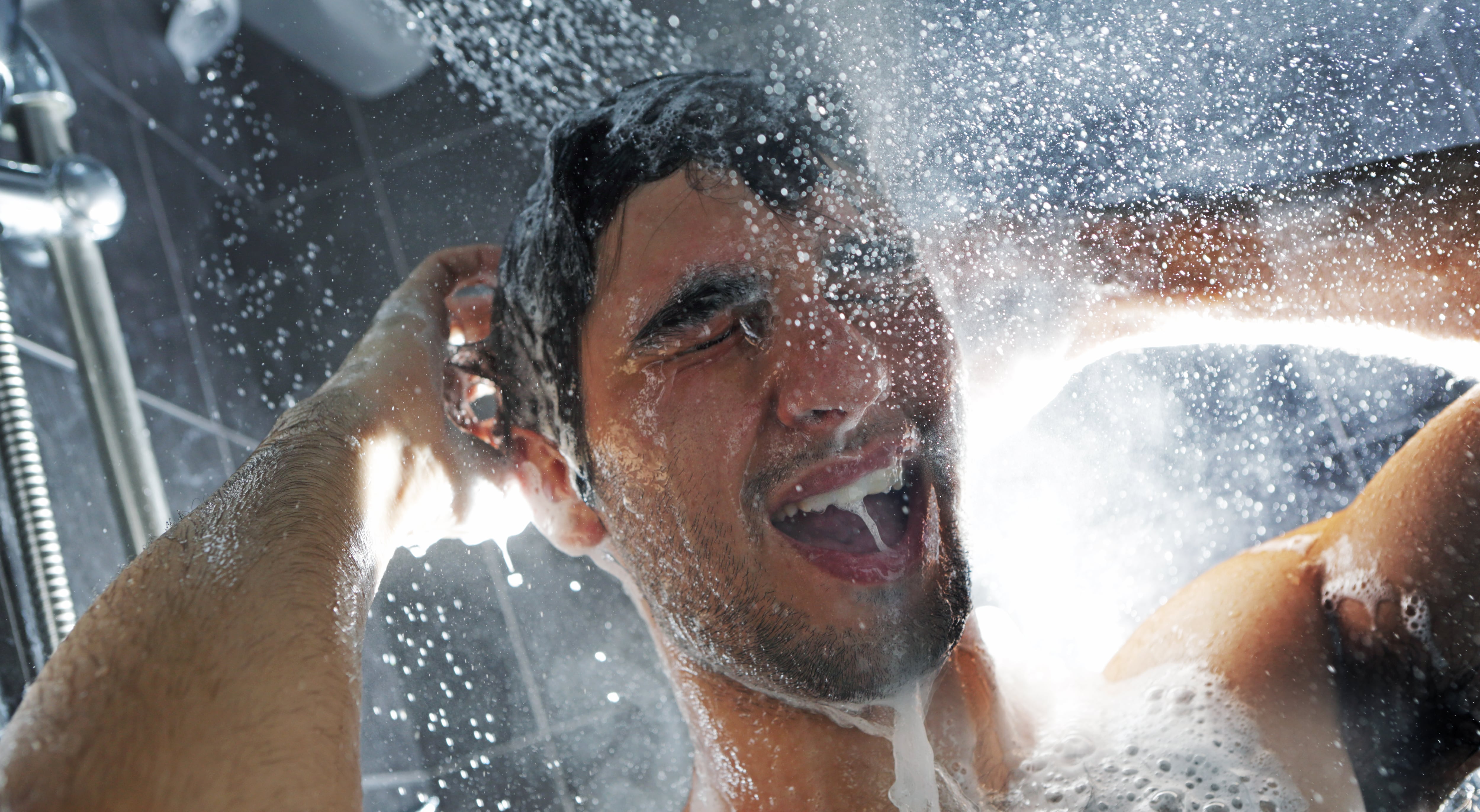 Una ducha muy prolongada no solo afecta la salud. También causa daños al planeta. Foto vía Getty Images