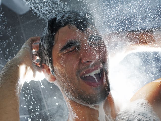 Una ducha muy prolongada no solo afecta la salud. También causa daños al planeta. Foto vía Getty Images
