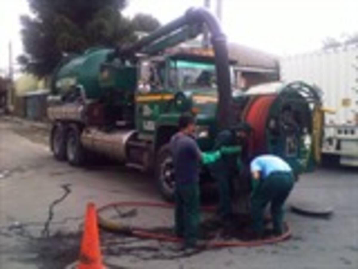 Desde colchones hasta pedazos de animales se encuentran en las alcantarillas de Bogotá