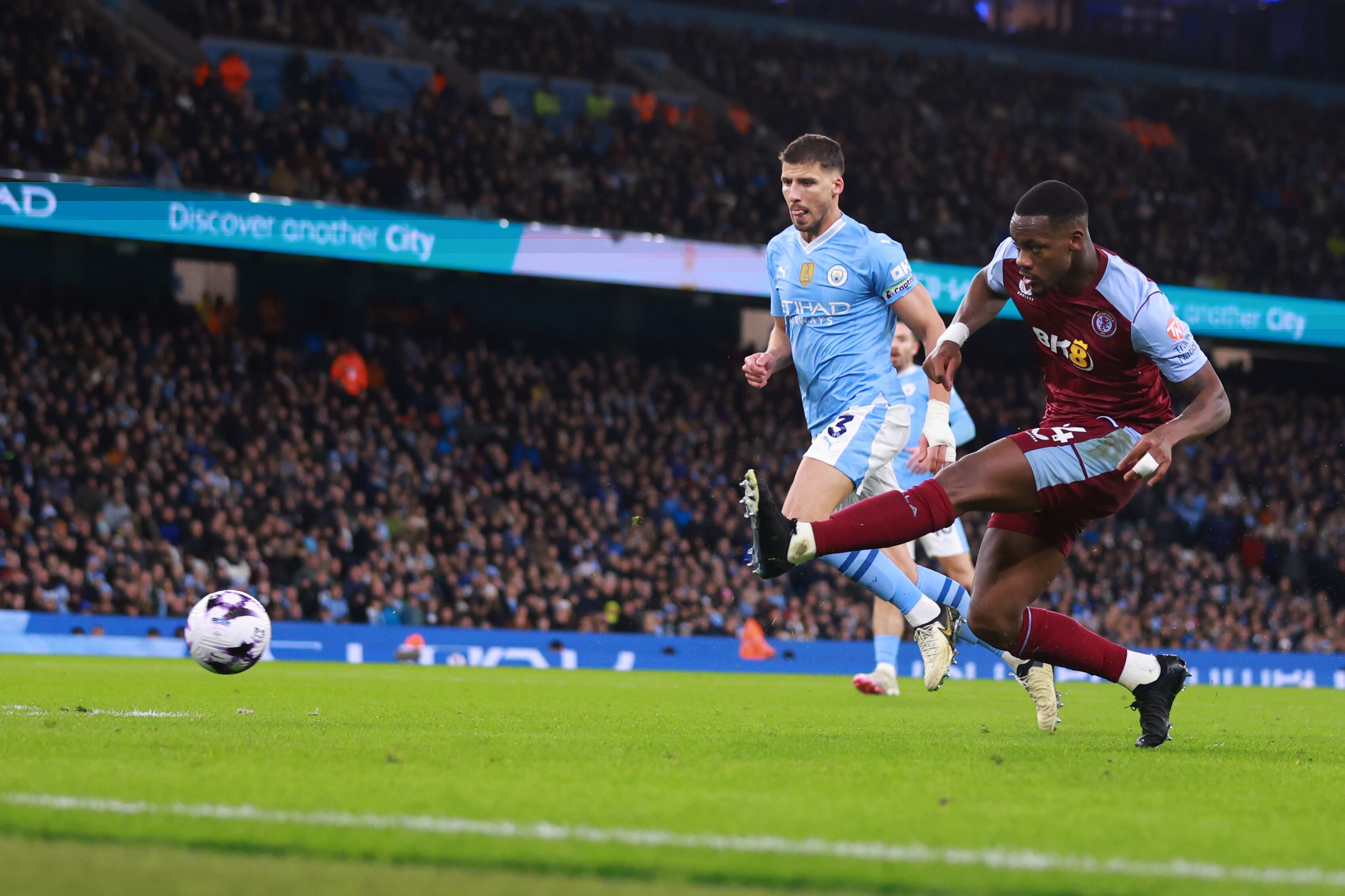 Jhon Durán vs Manchester City (Photo by Marc Atkins/Getty Images)
