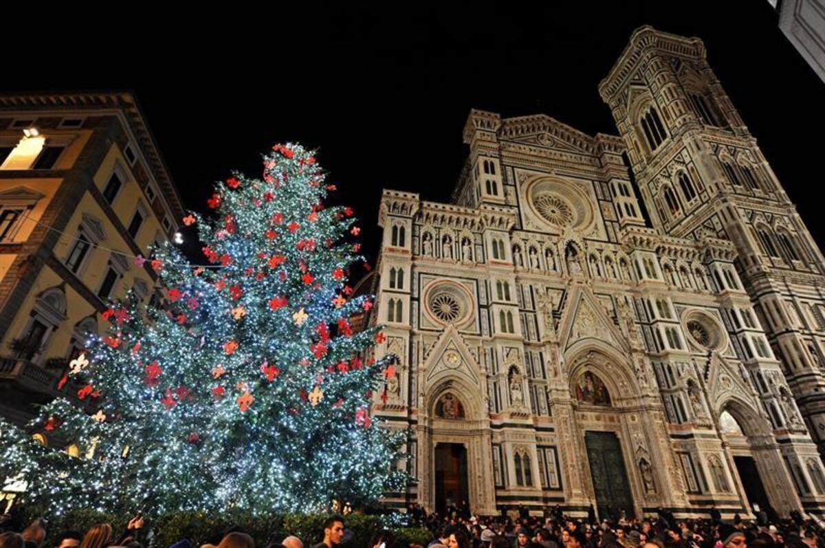 Árboles humanos, en los ríos y las ciudades más emblemáticas del mundo inundadas de luces y de la magia de la navidad. / Florencia, Italia.