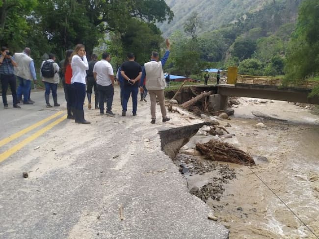 Habilitan paso de vehículos pesados en la vía a San Gil