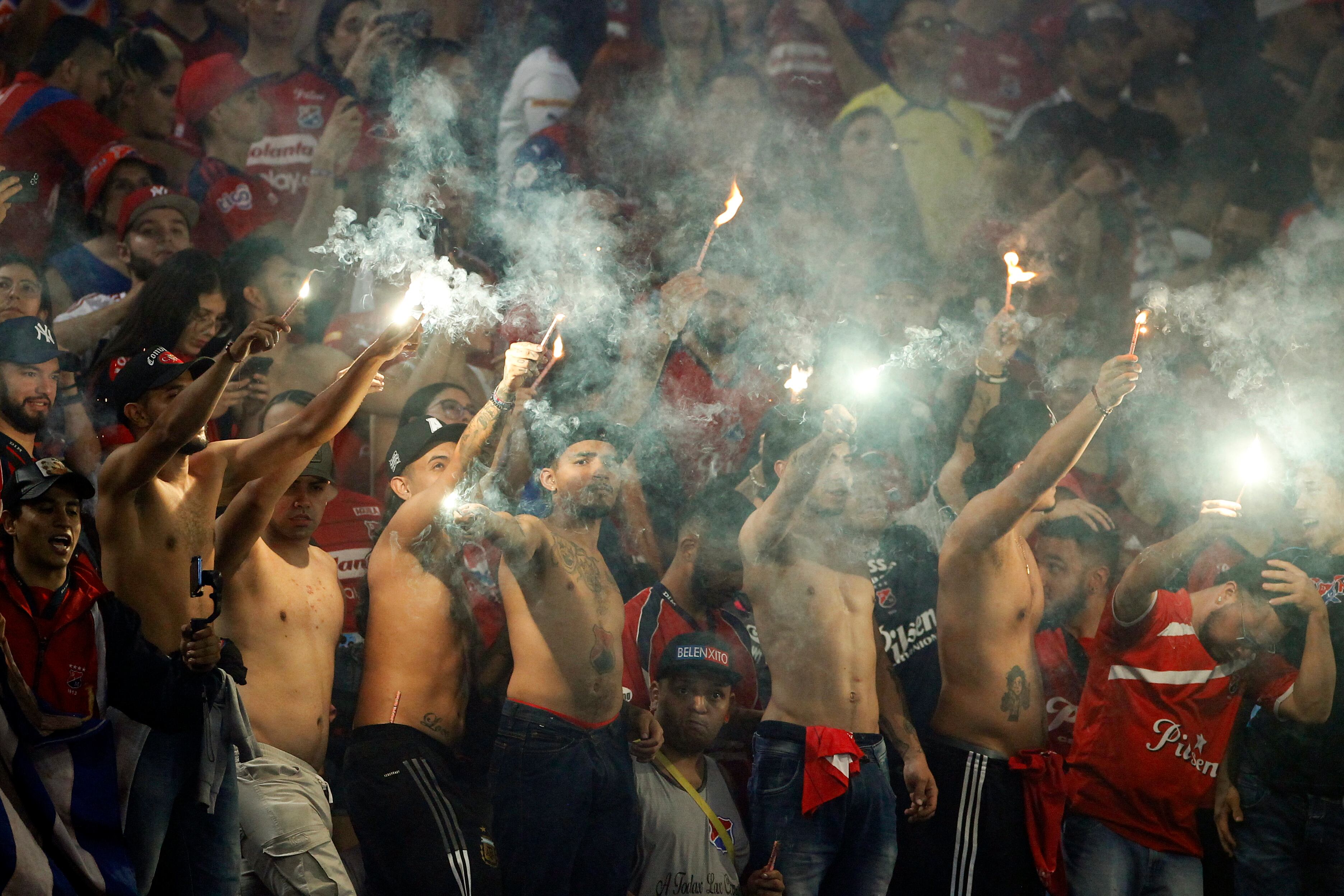 AMDEP4206. MEDELLÍN (COLOMBIA), 13/12/2023.- Hinchas de Independiente Medellín animan con bengalas hoy, en la final de la Primera División de Colombia entre Deportivo Independiente Medellín (DIM) y Junior en el estadio Atanasio Girardot en Medellín (Colombia). EFE/ Luis Eduardo Noriega Arboleda