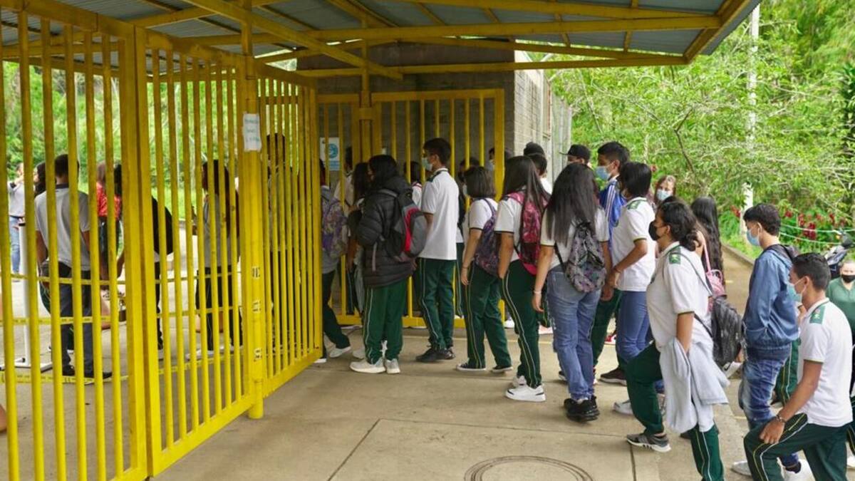 Comunidad educativa de dos megacolegios en incertidumbre por cambio de operador