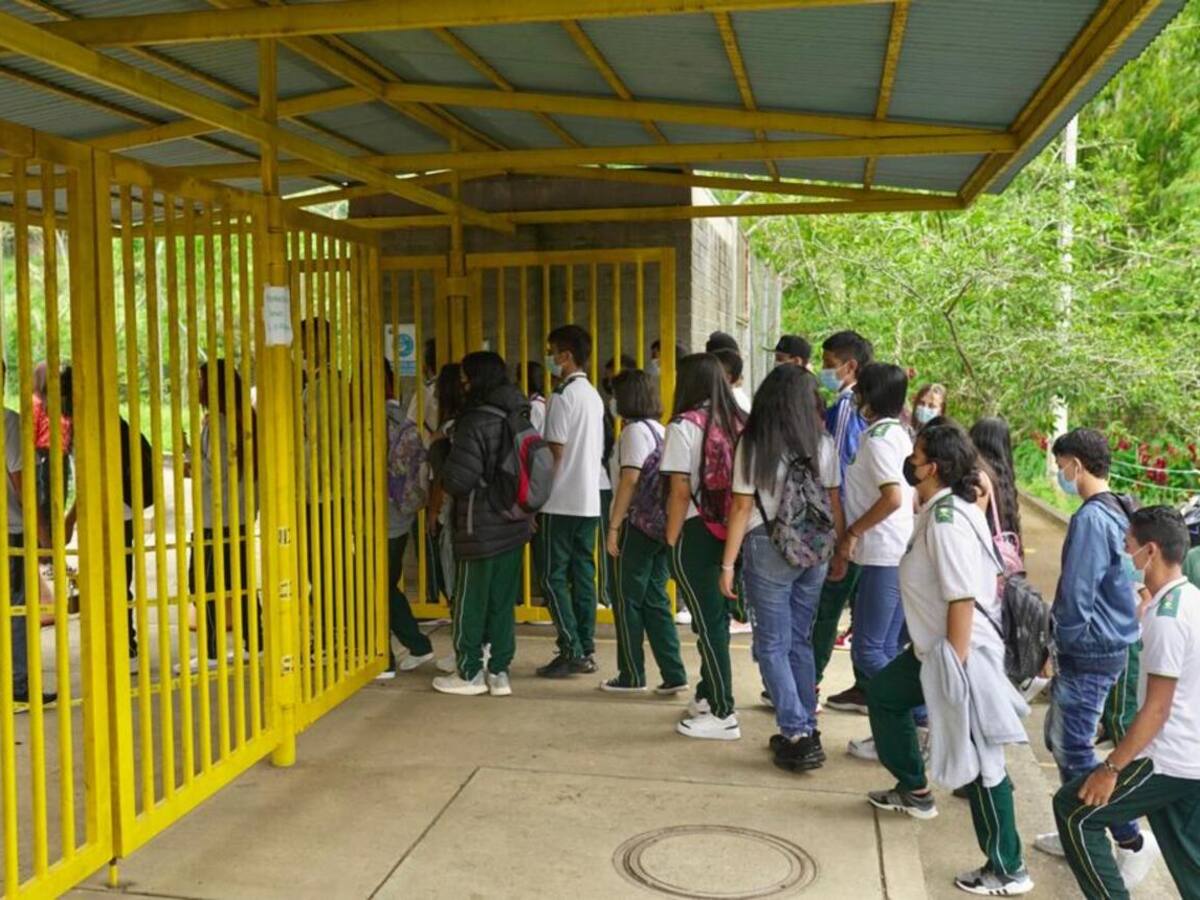 Comunidad educativa de dos megacolegios en incertidumbre por cambio de operador
