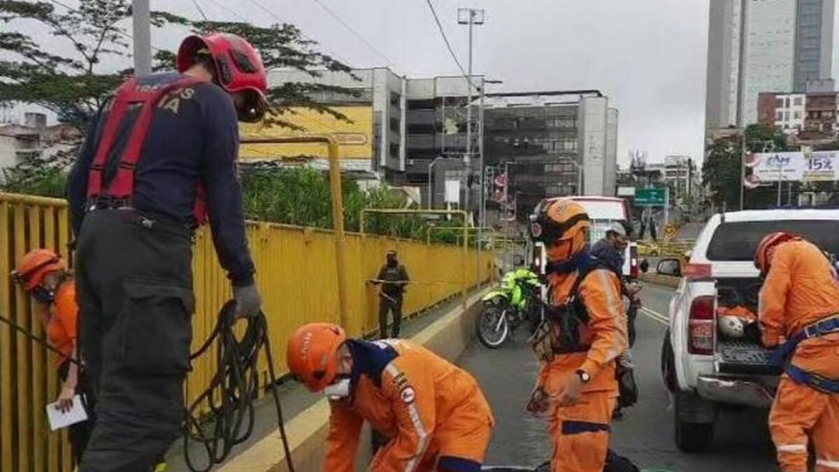 Sin identificar, la persona que se lanzó al vacío del puente la Florida