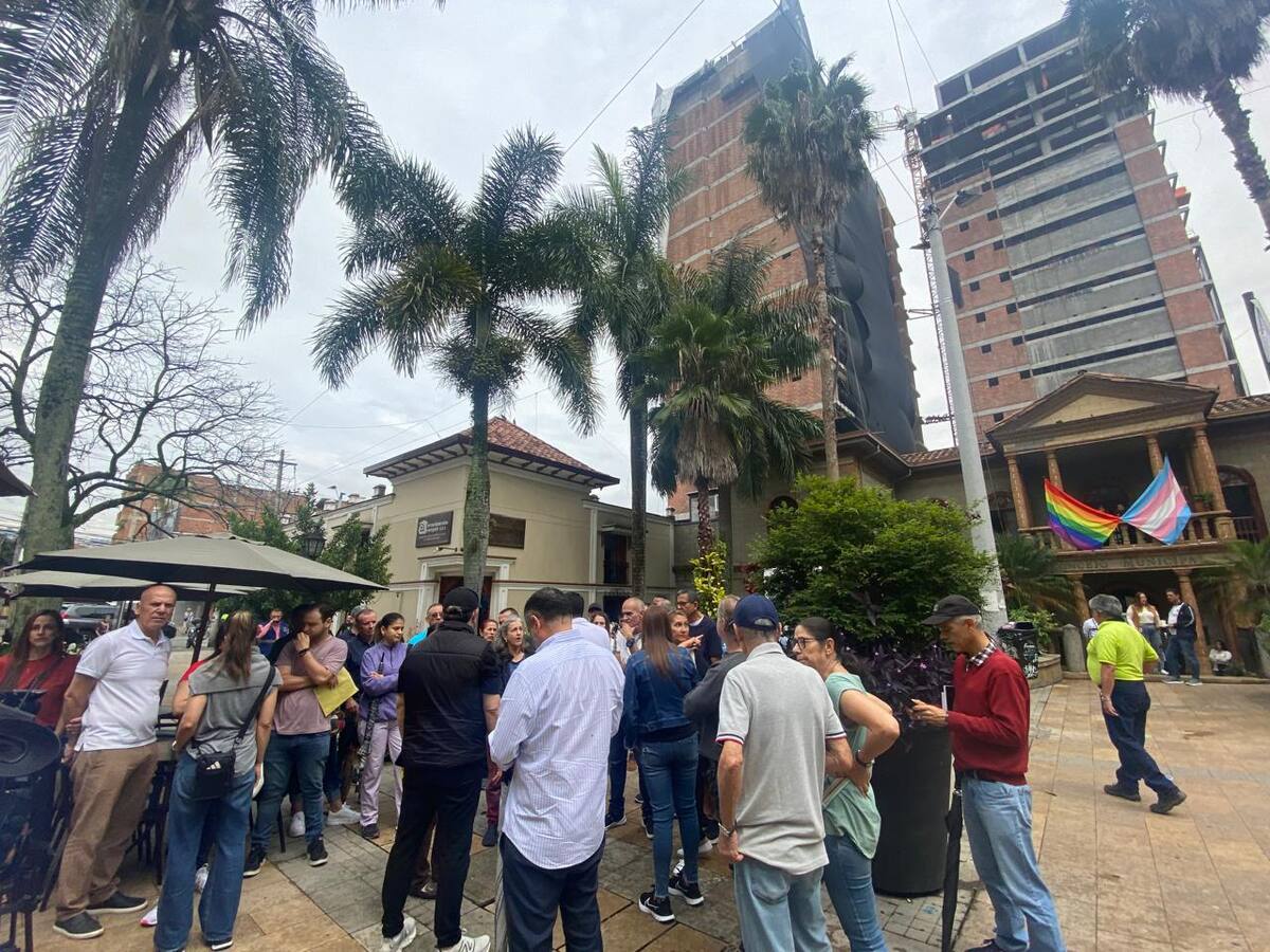 Con un plantón, habitantes de Envigado reclamaron subida del valor del predial en un 100%