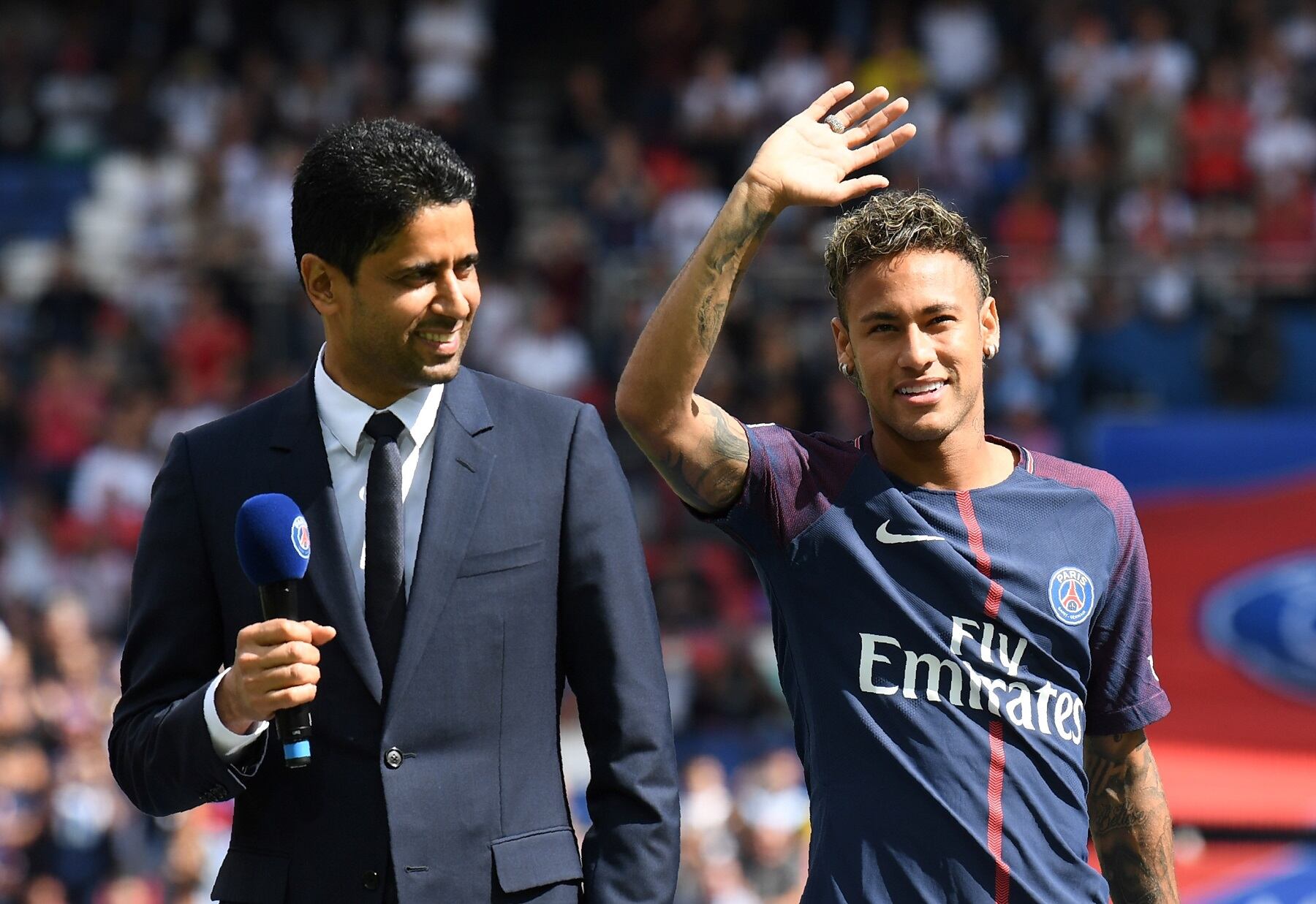 Neymar y el presidente del PSG Nasser Al-Khelaifi en la presentación del jugador en 2017  (Photo credit should read ALAIN JOCARD/AFP via Getty Images)
