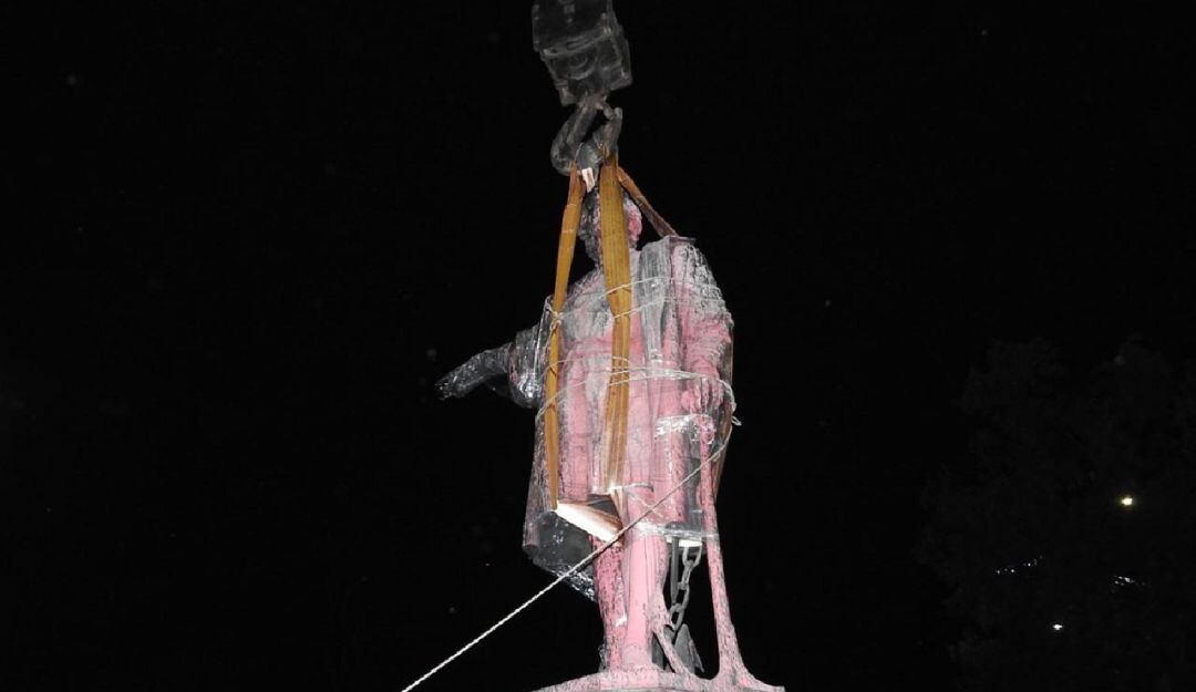 Retiro de las estatuas de Isabel La Católica y Cristóbal Colón