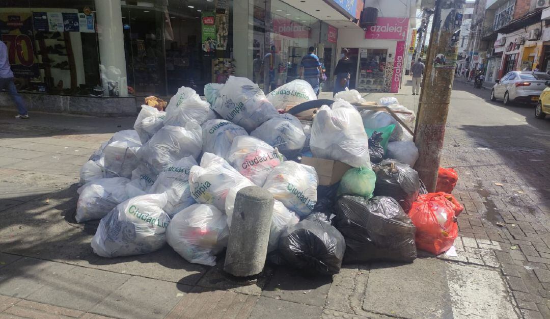 Neiva inundada de basuras.