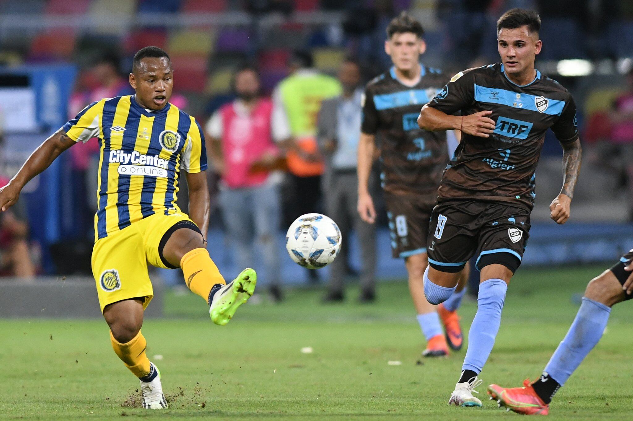 El volante ofensivo de 23 años seguirá vinculado al equipo argentino / Foto: Rosario Central