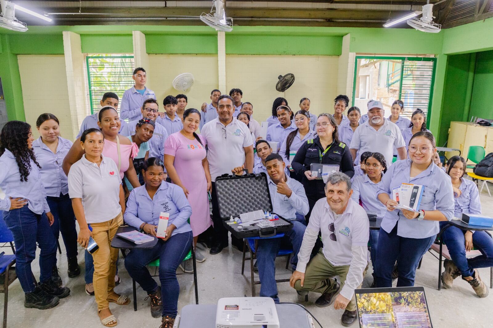Entrega de elementos a estudiantes. // Ecopetrol