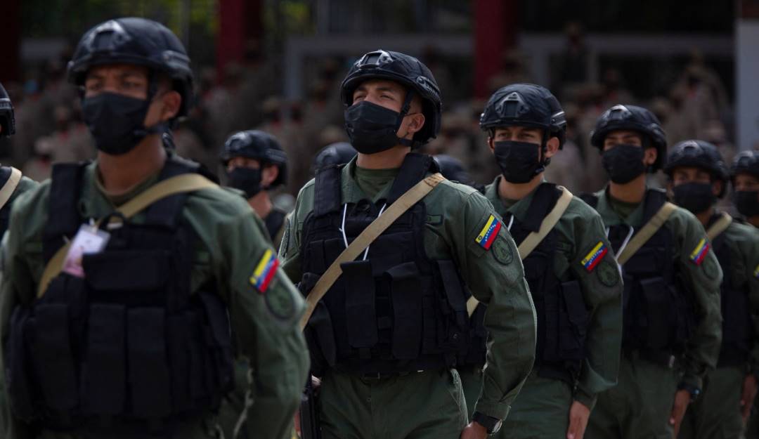 Militares venezolanos llevan a cabo maniobras. Foto. Getty