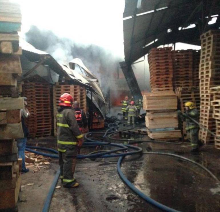 Bomberos controlando incendio en fábrica en Acopi, Yumbo.