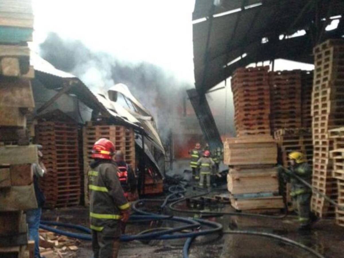 Bomberos atienden incendio en fábrica de estibas en Acopi, Yumbo