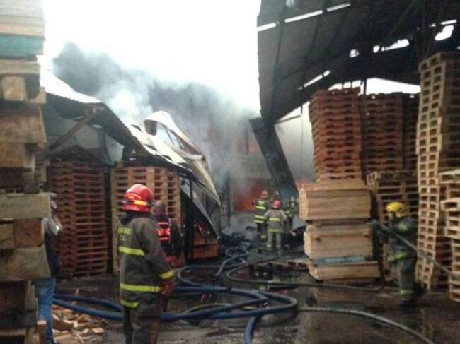 Bomberos controlando incendio en fábrica en Acopi, Yumbo.