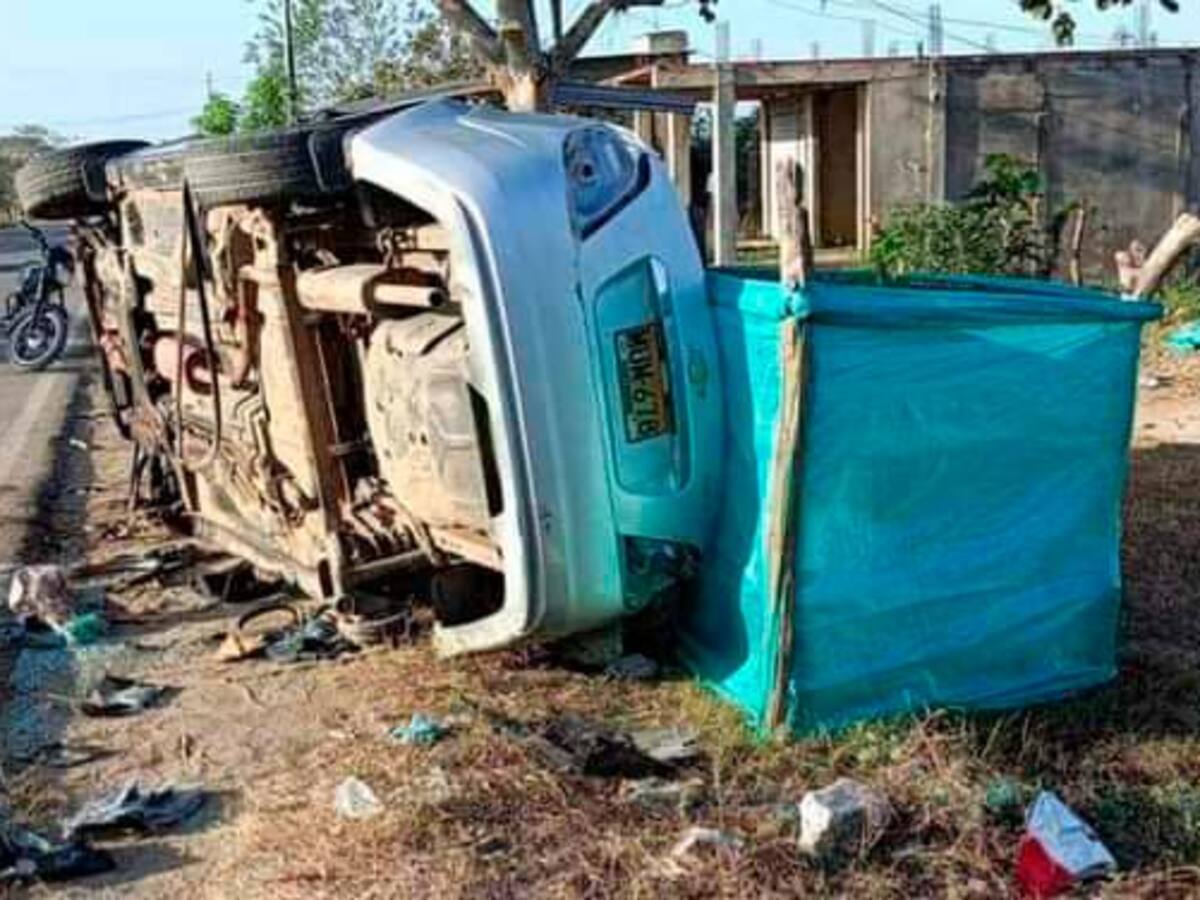 Conductor por poco muere linchado en Bolívar: un motociclista falleció en el accidente