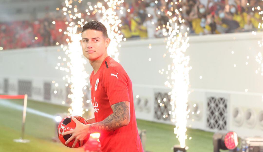 James Rodríguez en su primer contacto con los hinchas del Al-Rayyan.