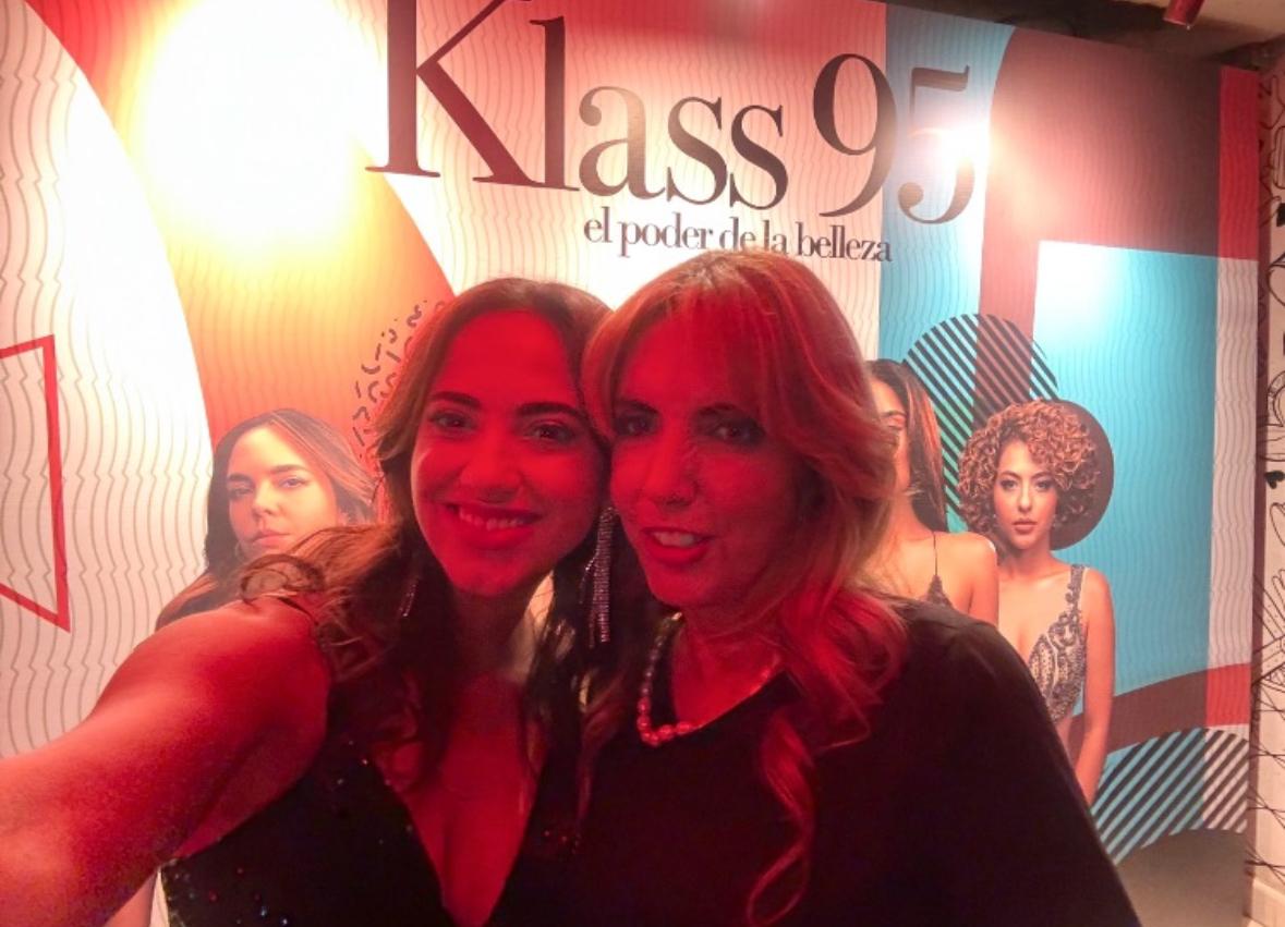 Nicole Santamaría, actriz novela Klass 95 y María Andrea Lara, autora. Foto: Instragram @mariaandrealarab