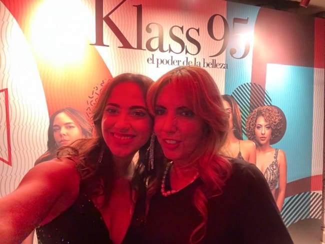 Nicole Santamaría, actriz novela Klass 95 y María Andrea Lara, autora. Foto: Instragram @mariaandrealarab