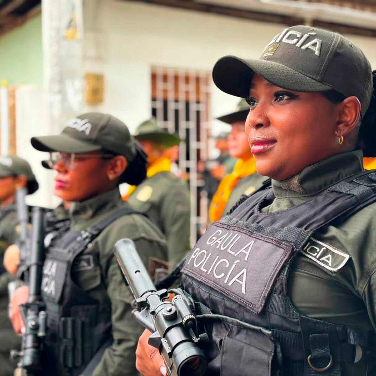 Policía Nacional en Bolívar marchó con honor, patria y orgullo en la conmemoración del 20 de Julio