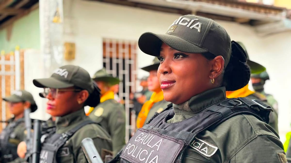 Policía Nacional en Bolívar marchó con honor, patria y orgullo en la conmemoración del 20 de Julio