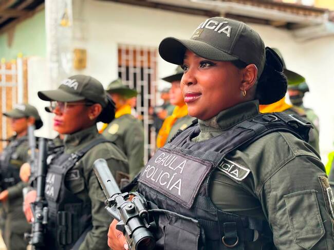 La Policía Nacional en Bolívar marchó con honor, patria y orgullo en la conmemoración del 20 de Julio