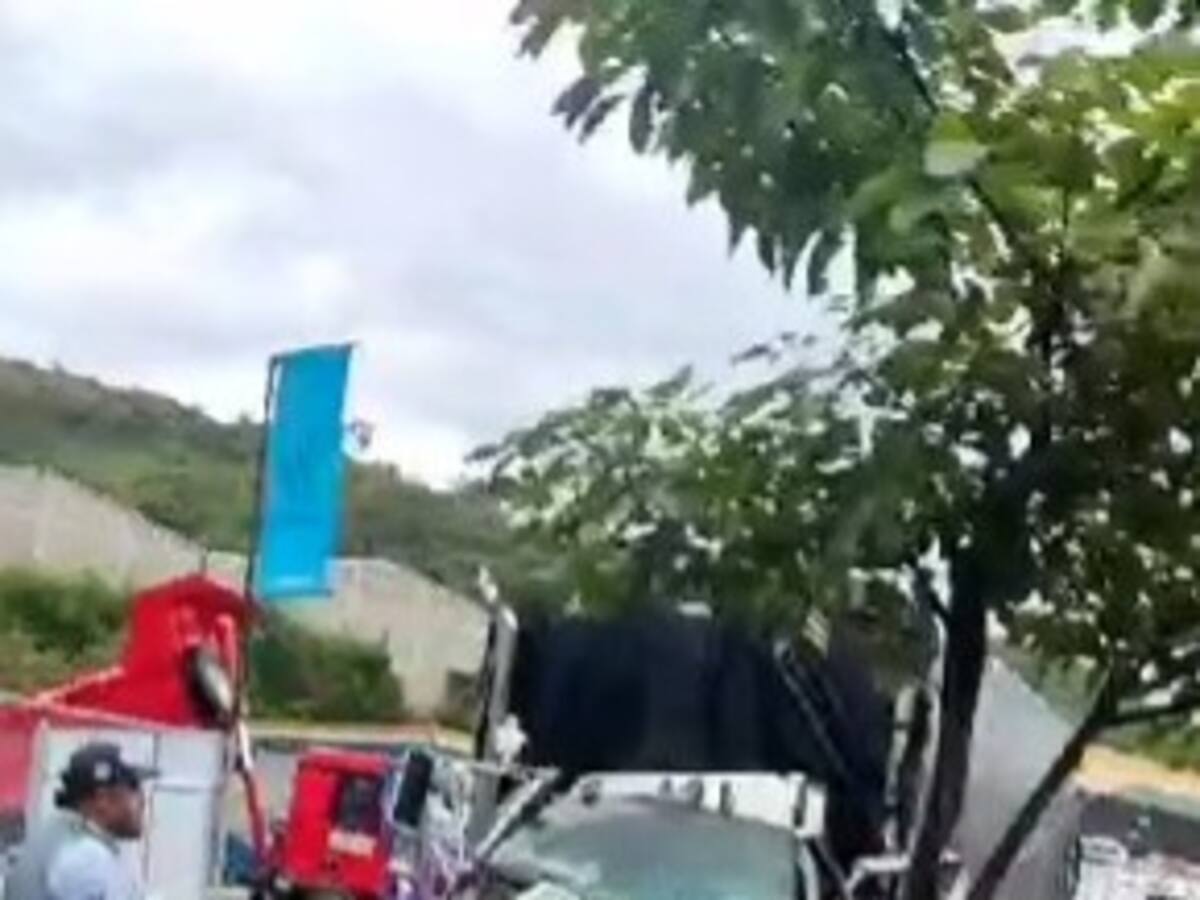 Trancón entre Bucaramanga - Girón por choque de camiones