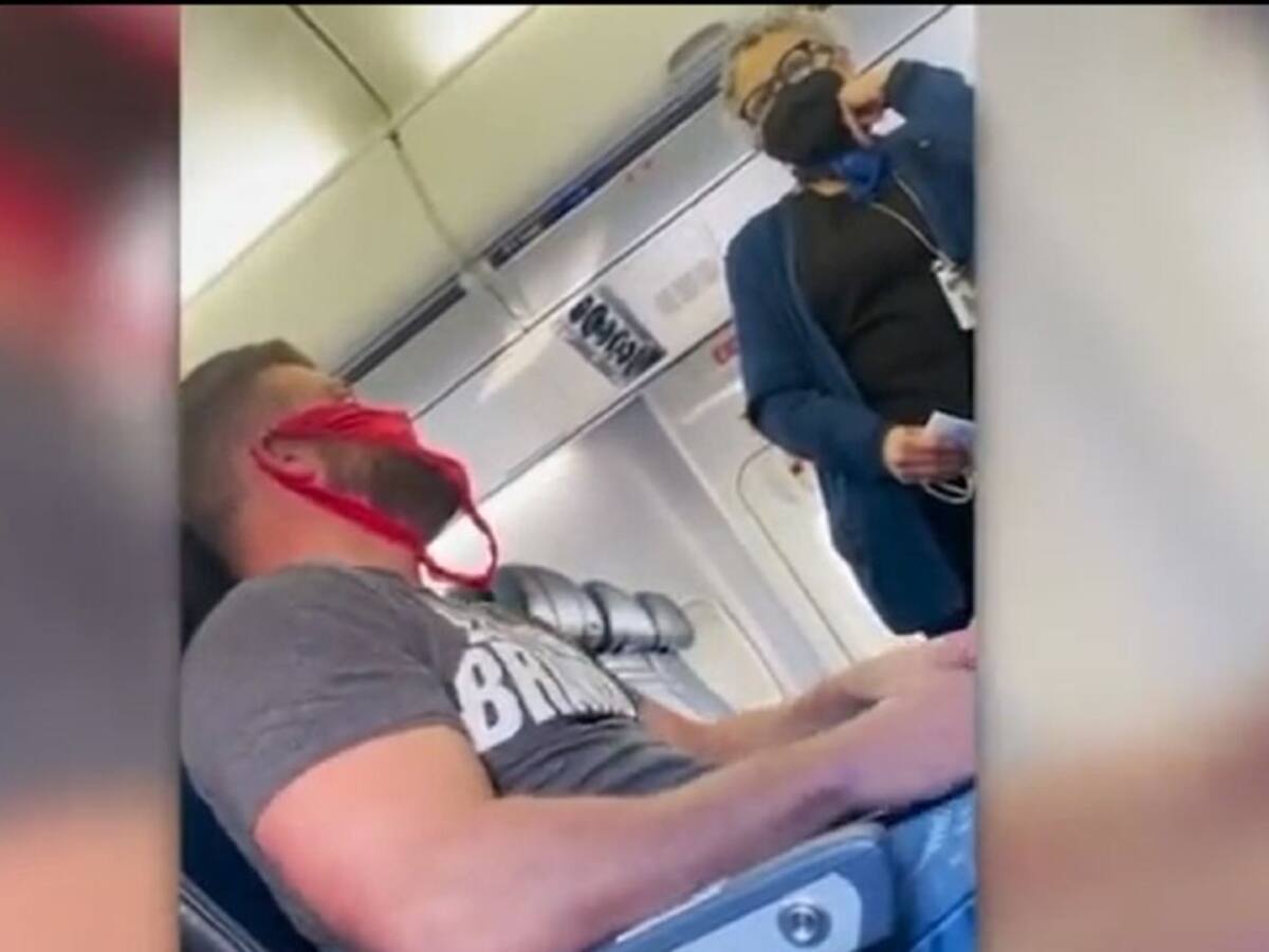 (Video) Expulsan a pasajero de un avión por llevar una tanga como tapabocas