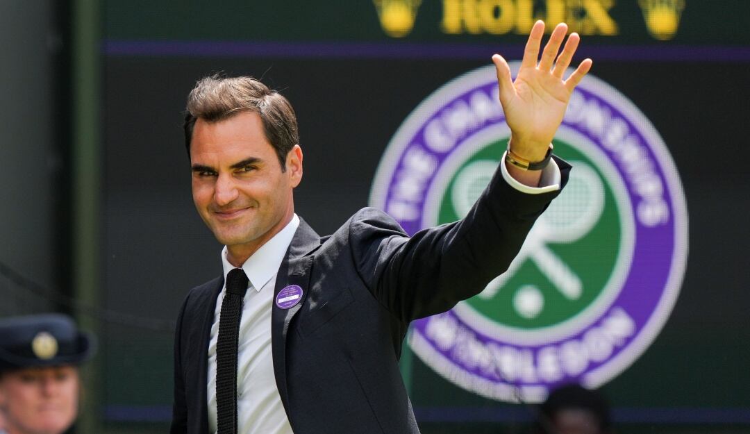 Roger Federer en su regreso a la cancha central de Wimbledon.