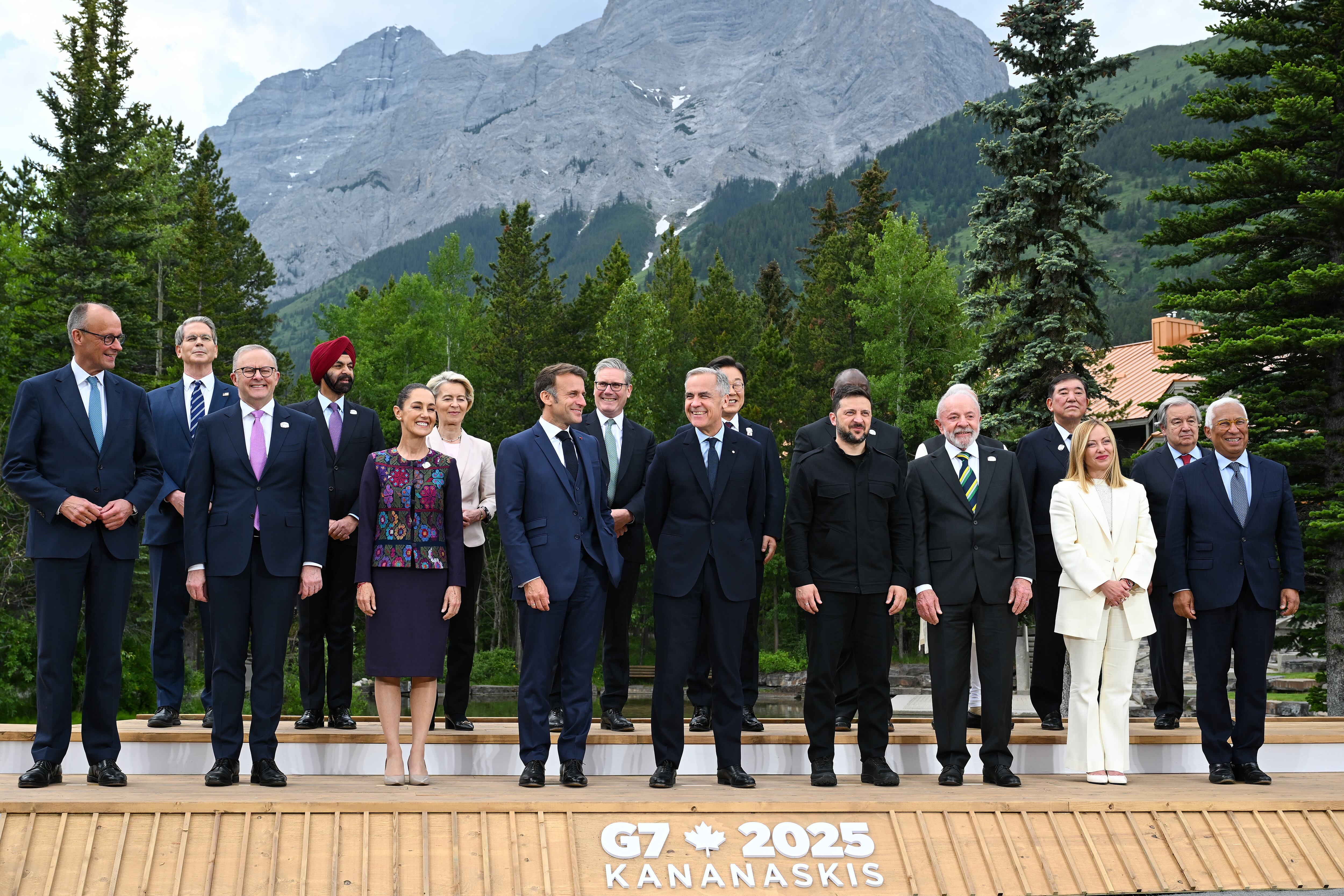 Kananaskis (Canada), 17/06/2025.- Leaders pose during the G7, Ukraine, NATO and Outreach family photograph during the G7 Leaders' Summit in Kananaskis, Alberta, Canada, 17 June 2025. World leaders are gathered from 15 to 17 June 2025 for the annual G7 Summit. (Ucrania) EFE/EPA/LUKAS COCH AUSTRALIA AND NEW ZEALAND OUT