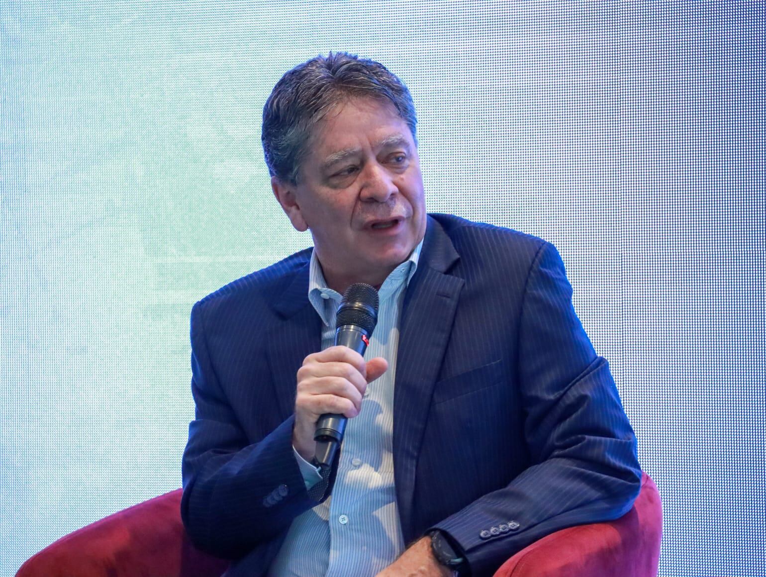 Bruce Mac Master -  W Radio